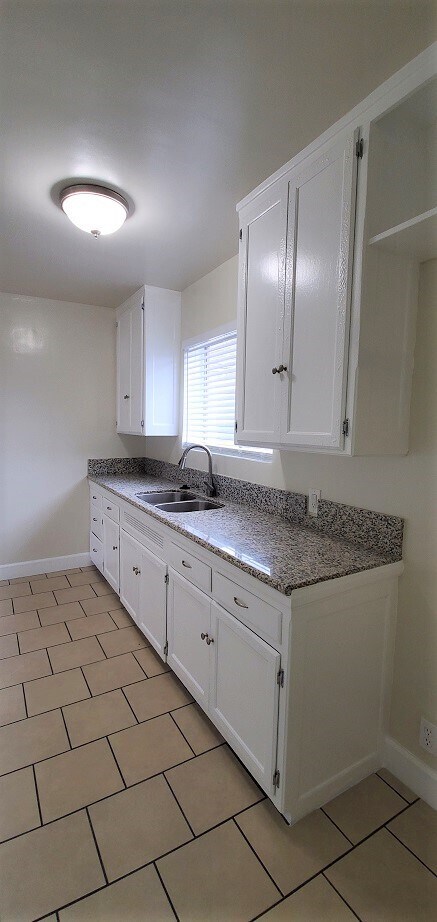 Kitchen Counter - 808 W Beach Ave