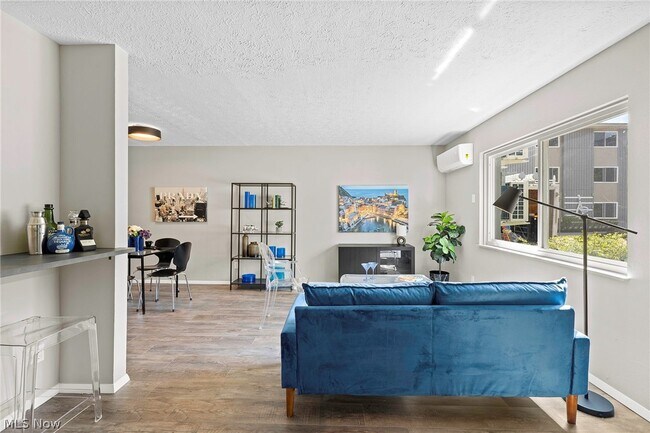 Foto del edificio - 10532 Clifton Blvd