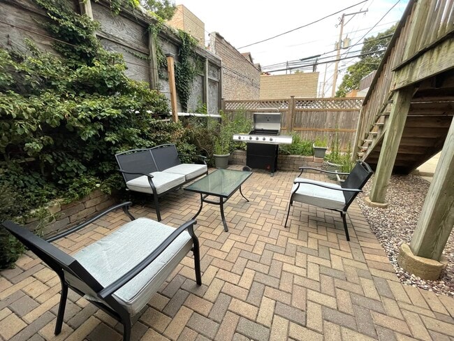 Shared Patio space - 1047 N California Ave