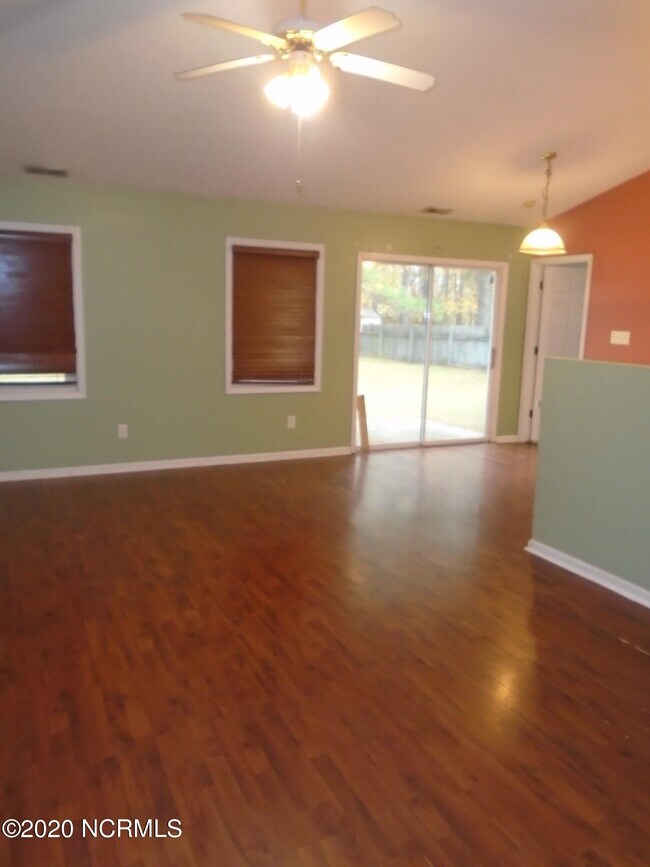 Building Photo - 124 Sweetwater Dr