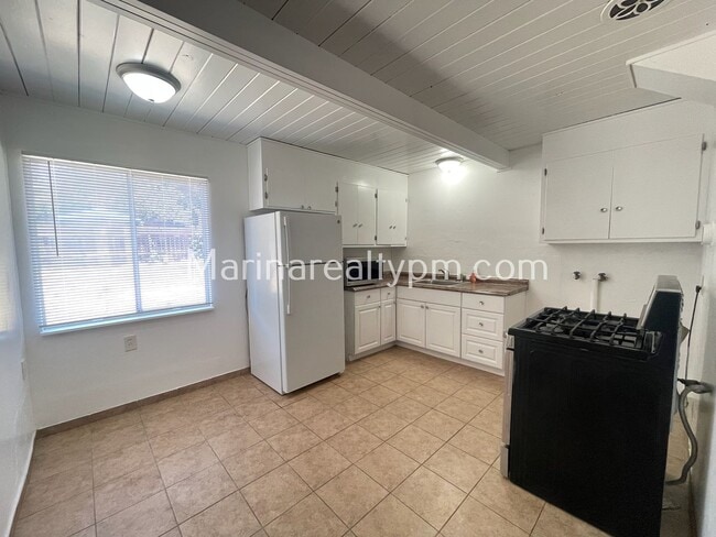 Building Photo - 3 Bedroom, 1 Bath Home!
