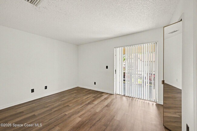 Foto del edificio - 3100-3111 Sir Hamilton Cir