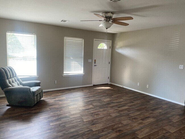 Building Photo - COMING SOON--4 BEDROOM TWO BATH IN OAK PAR...