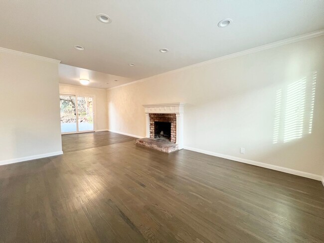 Building Photo - Newly Renovated 3-Bed/2-Bath in Linda Mar ...