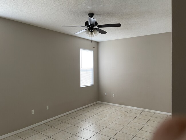 Building Photo - 136 Aster Dr