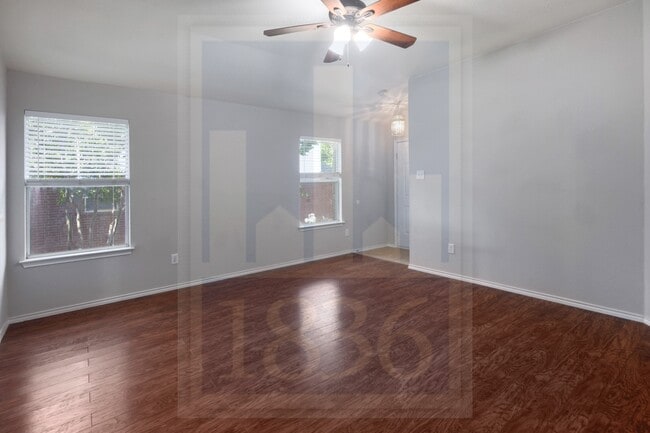 Foto del edificio - 1011 Burgess Dr