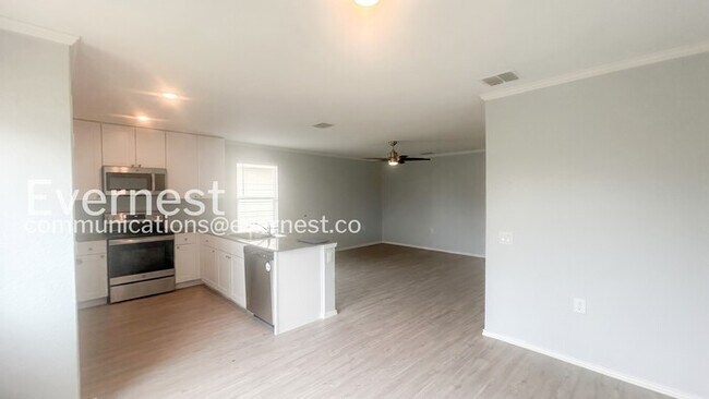 Foto del edificio - Spacious Home with Fenced Yard and Attached Garage / 3 beds 2 baths / Available now