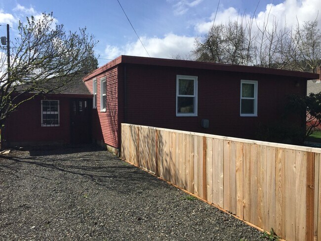 Foto del edificio - Crisp Duplex, offstreet parking, great backyard too.