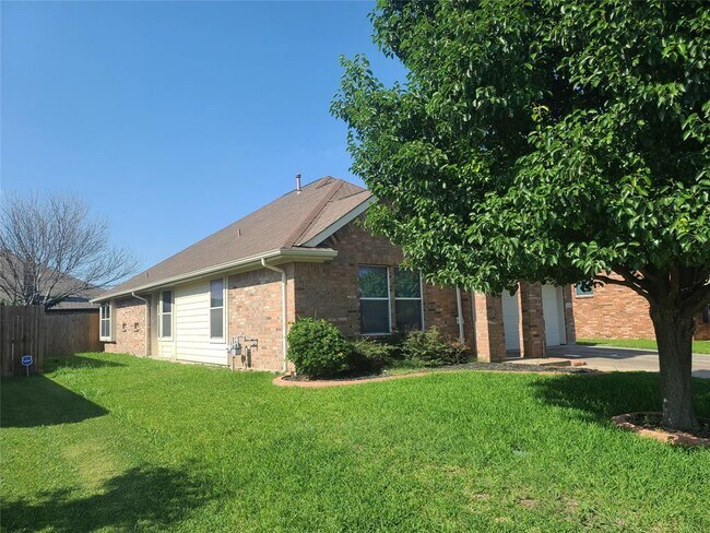 Building Photo - 624 Creek Point Dr