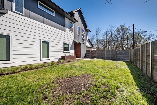 Building Photo - Astonishing 3 Bedroom, 2.5 Bath, 2-Story H...