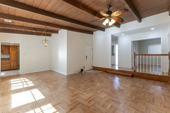 Foto del edificio - Charming 3-Bedroom Single Family Home in M...