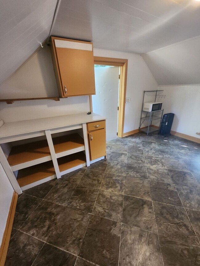 Foto del edificio - Upper 2 bedroom unit