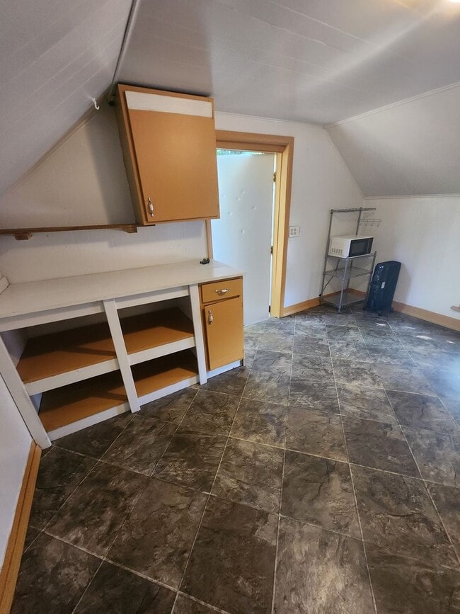 Building Photo - Upper 2 bedroom unit
