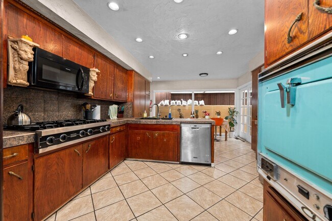 Foto del edificio - 4840 College Ave