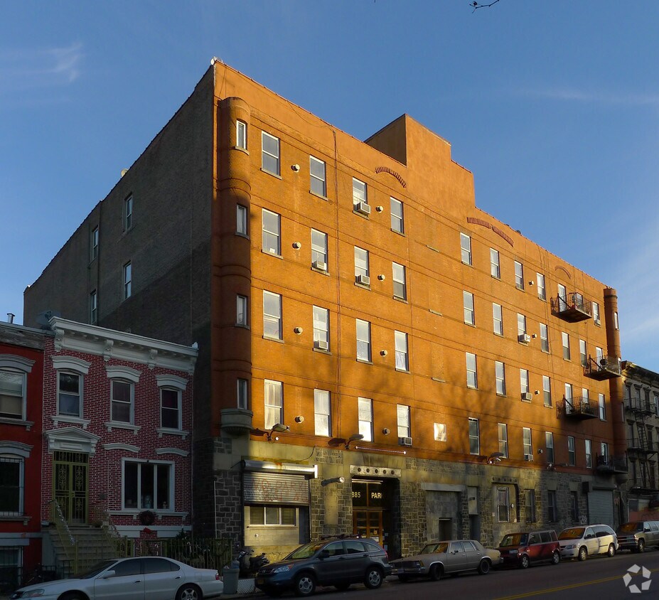 Primary Photo - 885-889 Park Ave