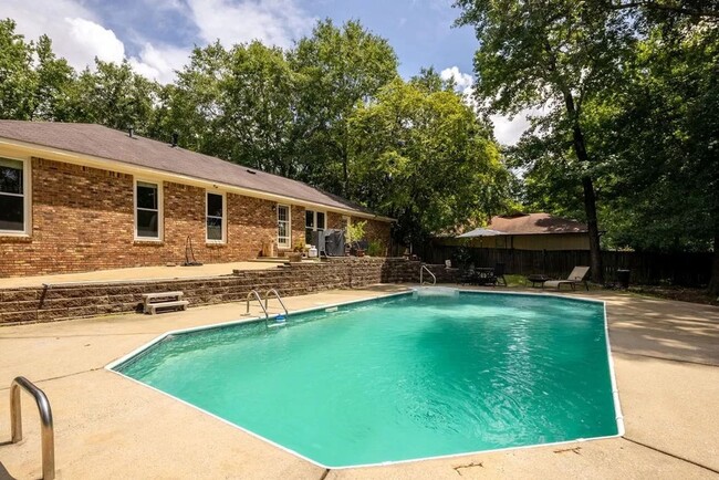 Building Photo - North Columbus 3 bedrooms w/in-ground pool