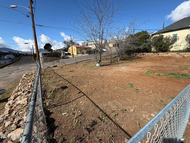 Foto del edificio - 615 E Oak St