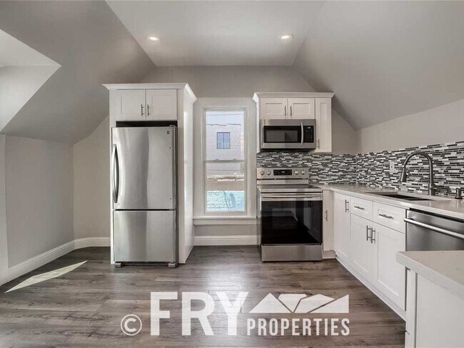 Foto del edificio - Beautiful, fully remodeled second floor du...
