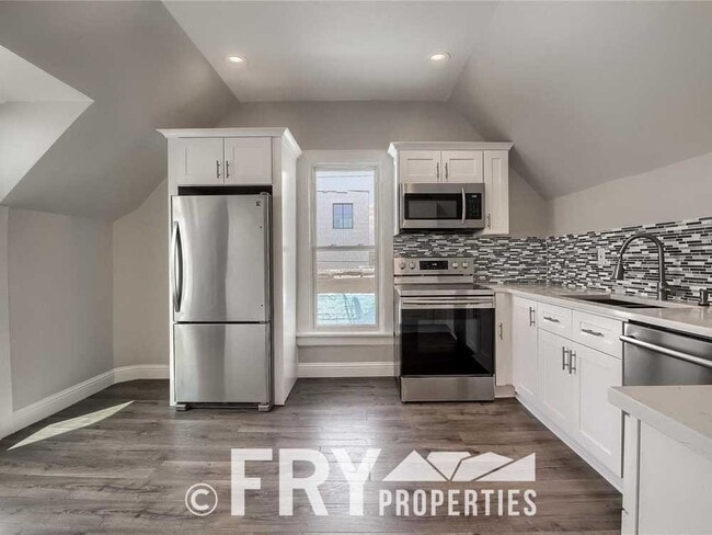 Building Photo - Beautiful, fully remodeled second floor du...