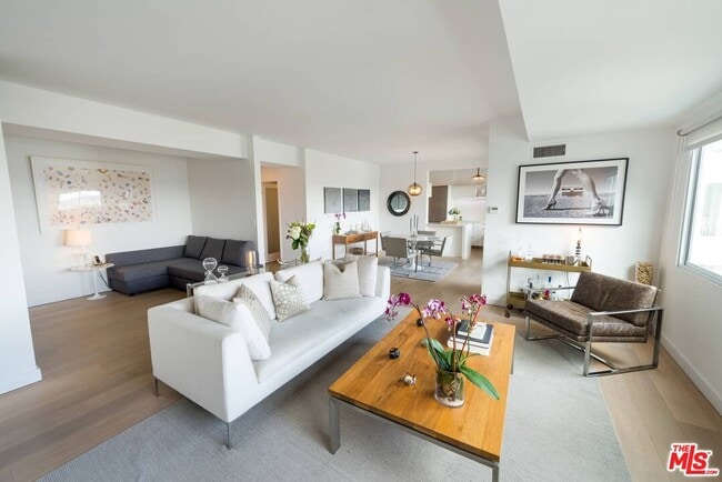 Foto del edificio - 838 N Doheny Dr