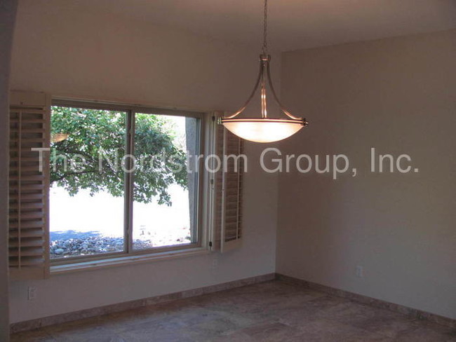 Building Photo - Craycroft/Sunrise - 5360 N Apache Hills Trail