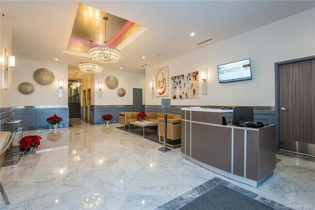 Foto del edificio - 44 Strawberry Hill Ave