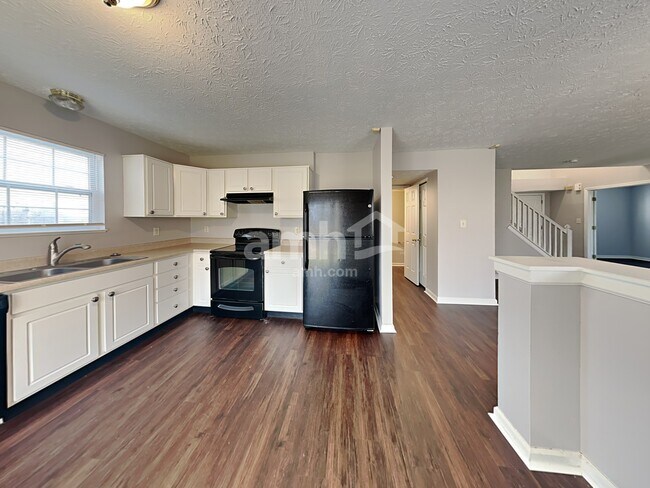 Foto del edificio - 6345 Pathfinder Ct