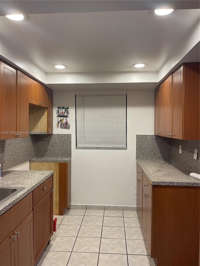 Building Photo - 2744 W 60th St