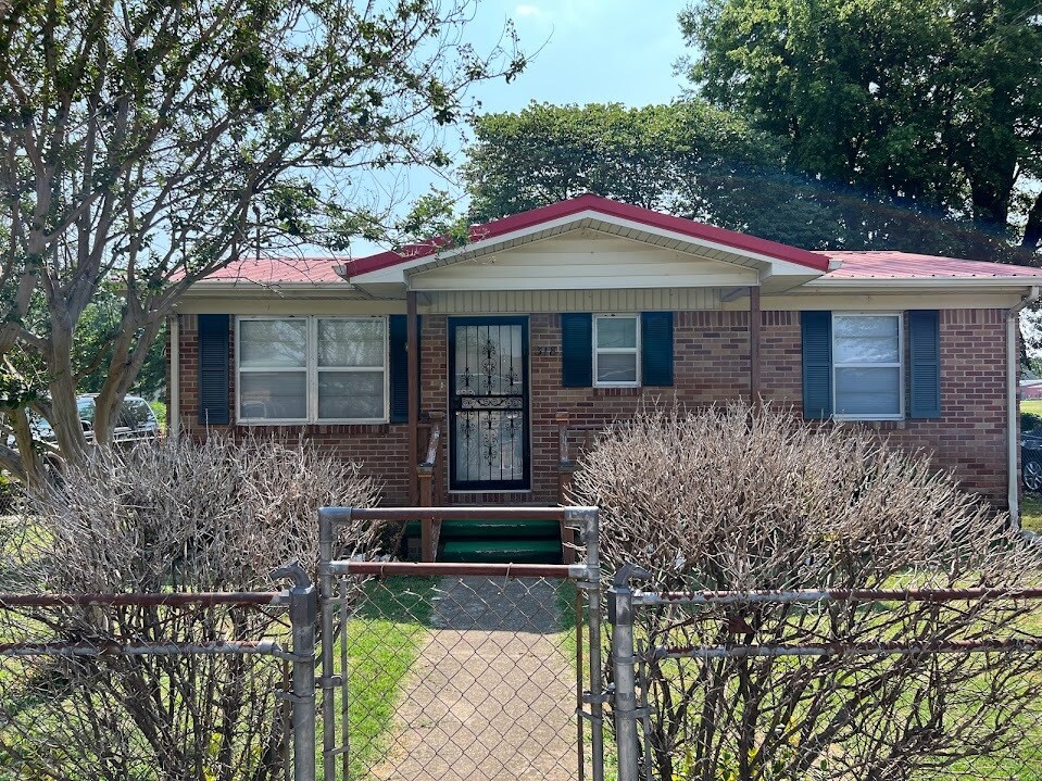 Foto principal - 318 Roy Benton Dr