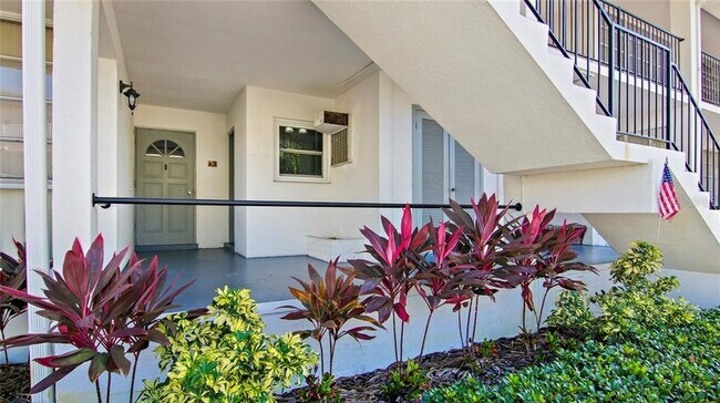 Building Photo - 2950 W Bay Dr