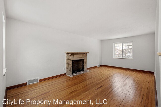 Building Photo - 3 br, 1 bath House - 2445 Valera Avenue
