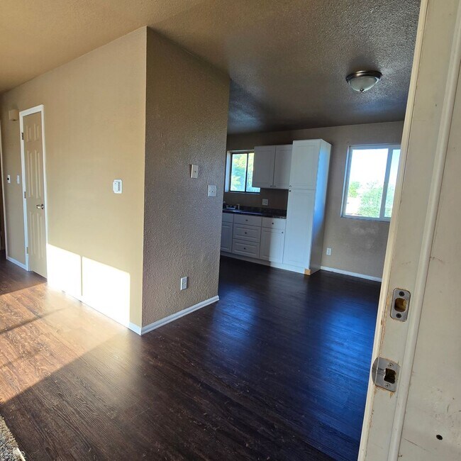 Foto del edificio - 2 BR / 1 BA Upper-Level Apartment in Clifton – $1,150