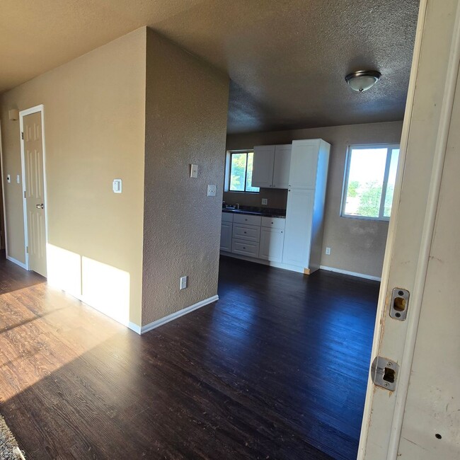 Building Photo - 2 BR / 1 BA Upper-Level Apartment in Clifton – $1,150