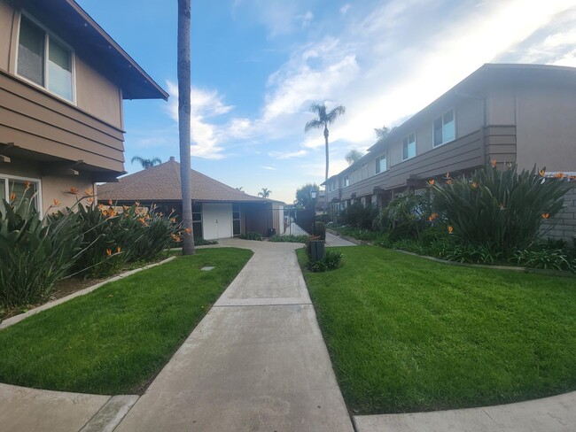 Building Photo - 3 Bedroom 1.5 Bath Attached Townhouse: