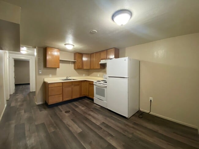 Building Photo - 805 6th St