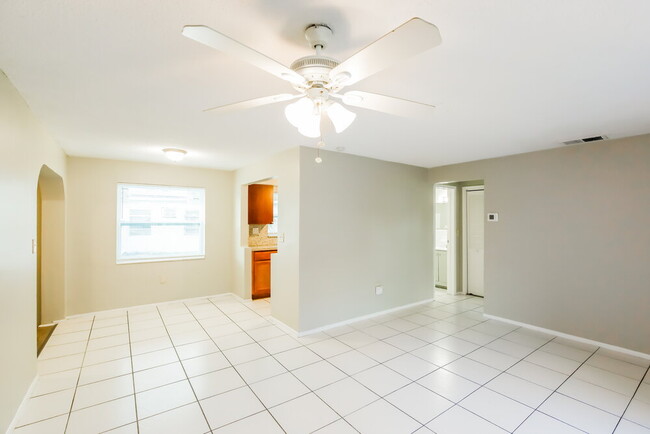 Foto del edificio - 6885 NW 27th Ct