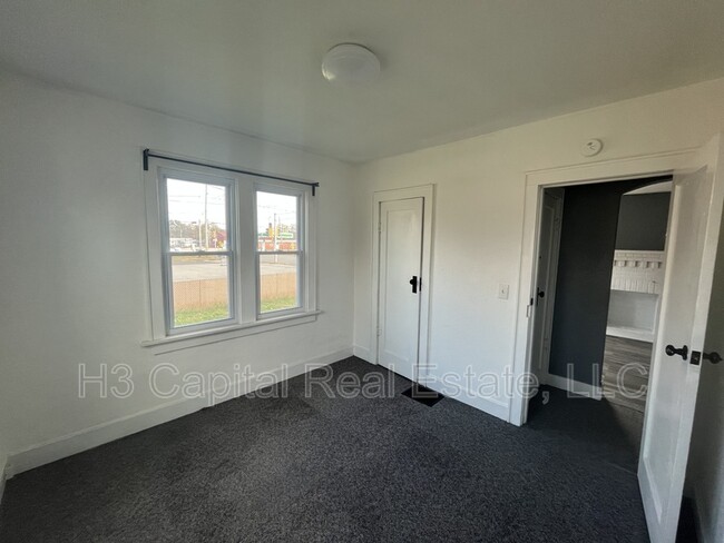Building Photo - 76 W Airline Dr