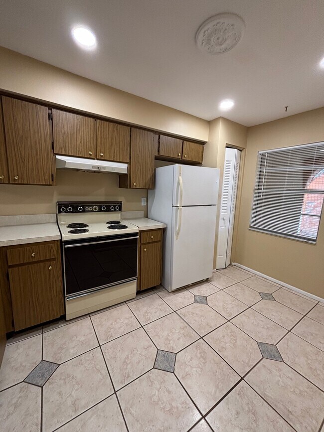 Building Photo - 2 Bed/2 Bath
