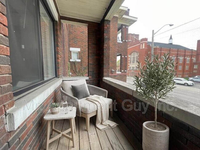 Photo du bâtiment - 827 Main St E