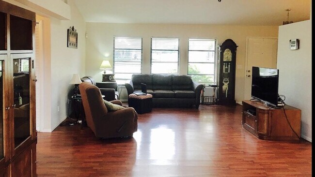 FLOORS ARE NOW ALL TILE - 621 SW 36th St