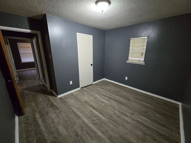 Building Photo - Bryan - 2 bedroom / 1 bath upstairs unit.