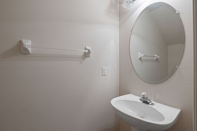 Foto del edificio - 3 Bed 2, Full Bath, 2 Half Bath, 1 Car Garage Townhome near MacDill AFB