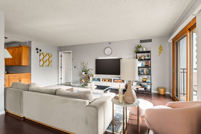 Sala de estar - 1225 Lasalle Ave