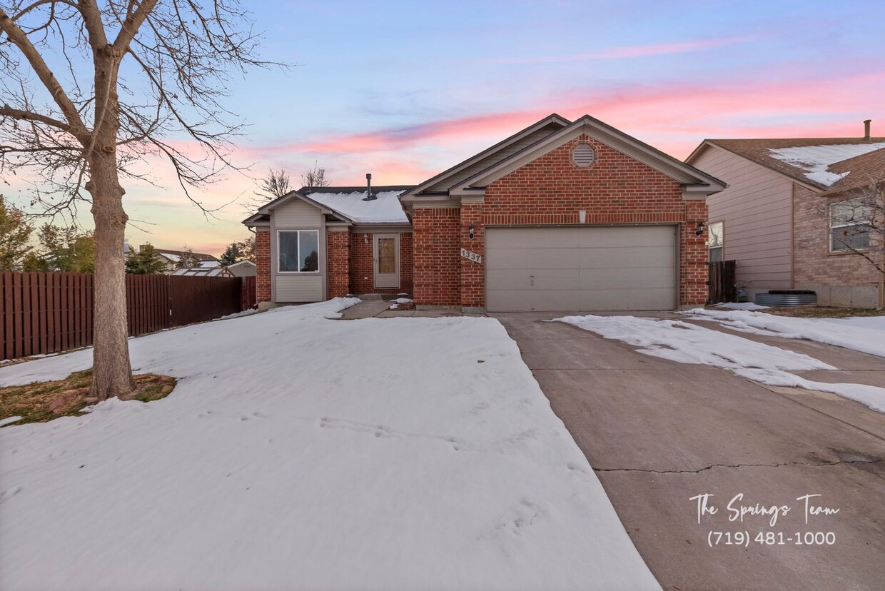 Foto principal - Great 5 Bedroom Rancher w/ A/C in Cheyenne...