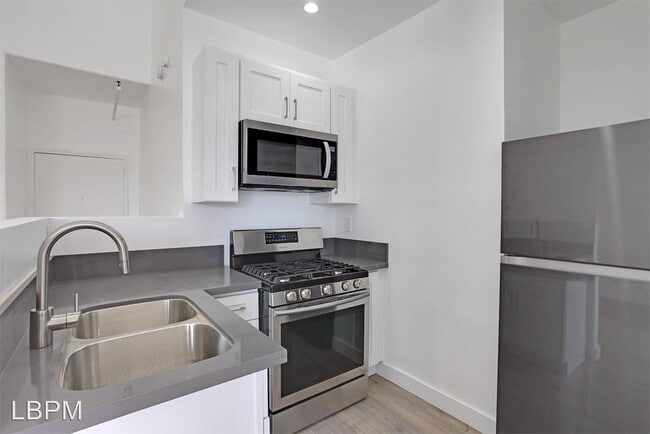 Building Photo - 722 S Manhattan Pl