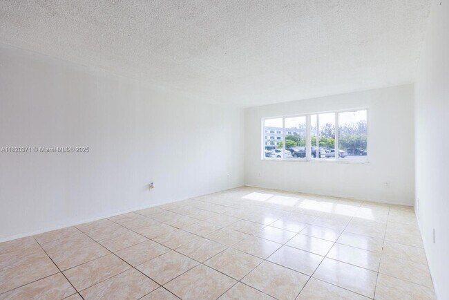 Building Photo - 14850 Naranja Lakes Blvd