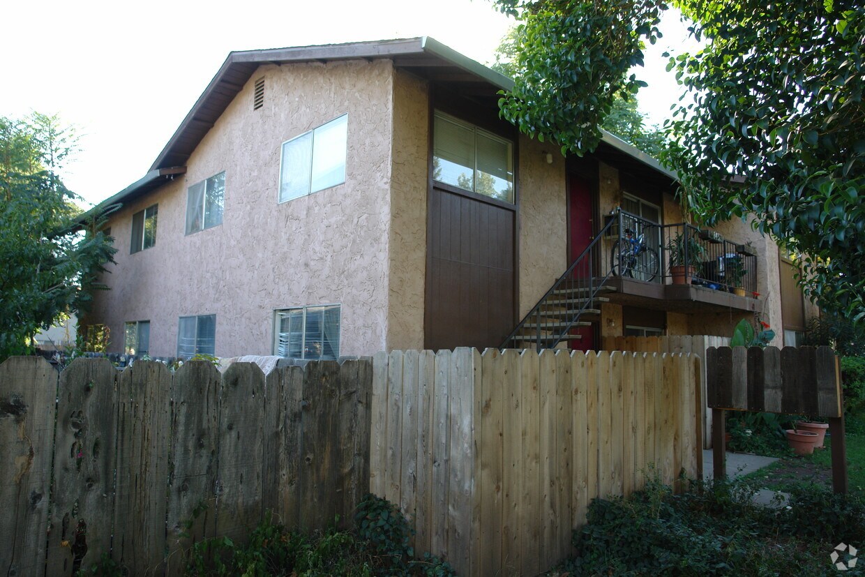 Primary Photo - 1432 Hemlock St