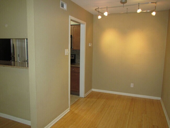 Building Photo - 3204 Menchaca Rd