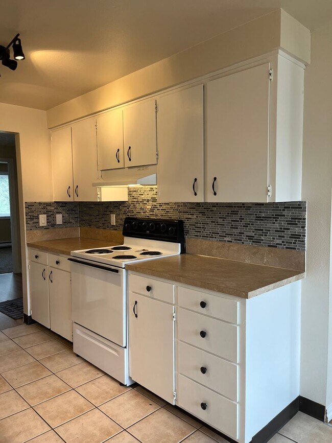 Foto del edificio - 1 Bed • 1 Bath Downstairs Unit