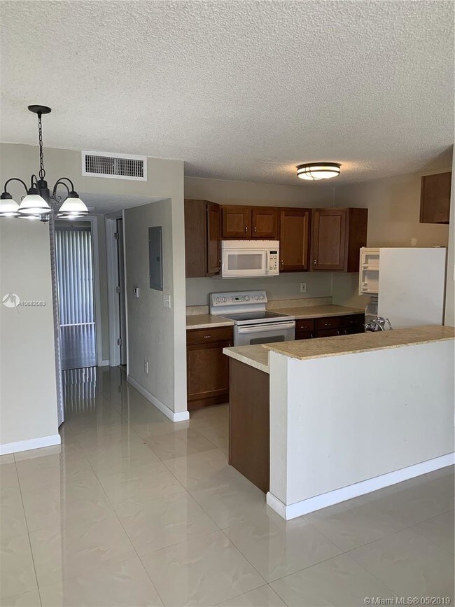 Foto del edificio - 1416 Meadows Cir W